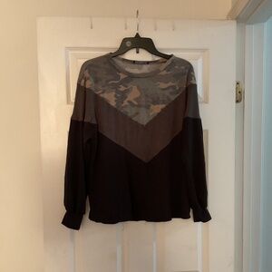 Shop Basic camo tee size S